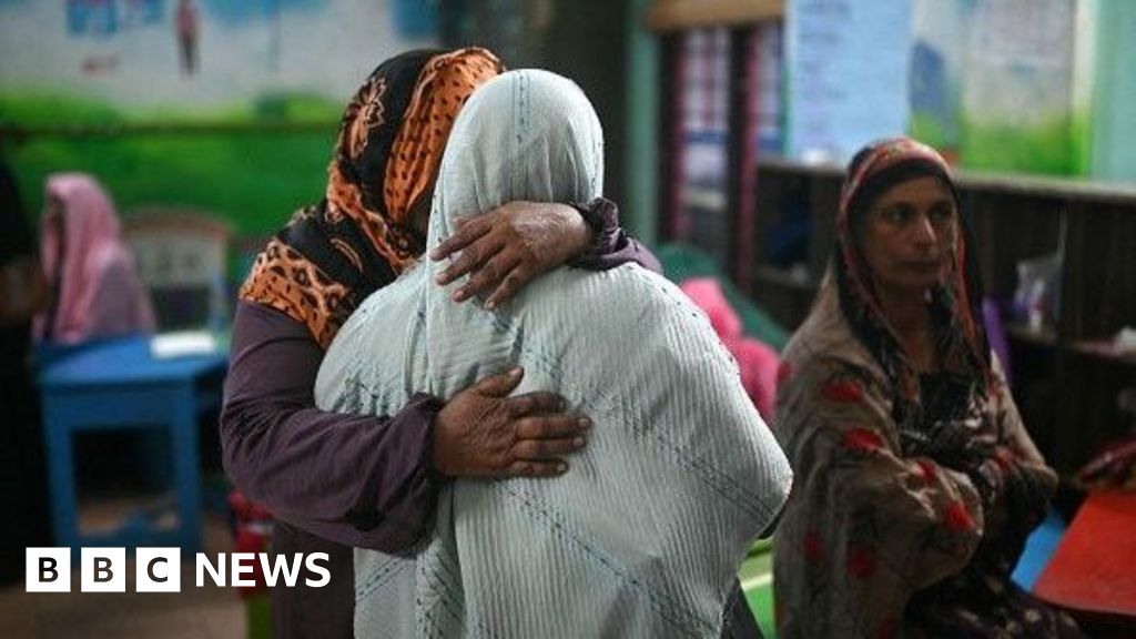 インドで土砂崩れ、数百人が埋もれ遺体の捜索