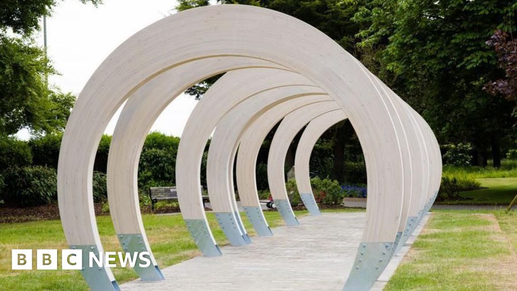 Plaque Unveils Normandy Gold Beach Honour Surrey D-Day Veterans