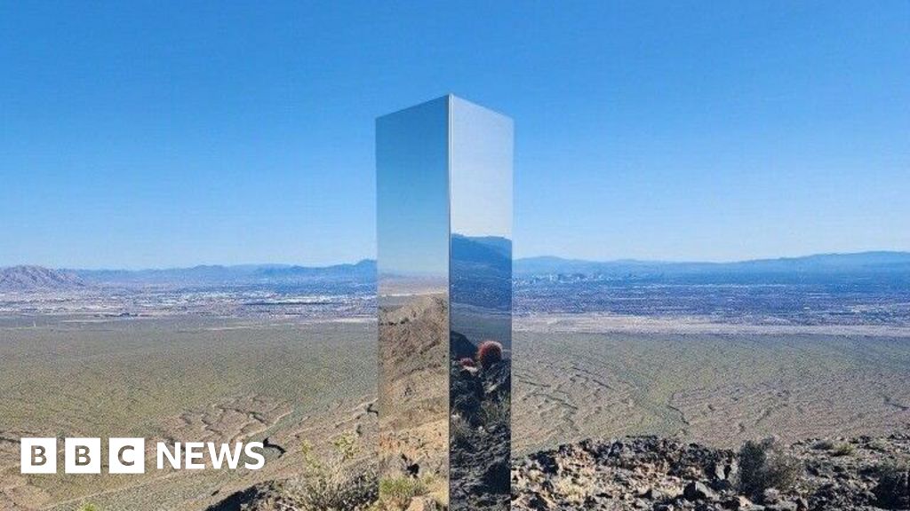 Un monolithe mystérieux apparaît dans le désert du Nevada