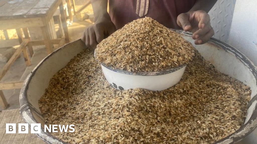 Разходите за живот в Нигерия: Хората се обръщат към ориза за еднократна употреба за храна