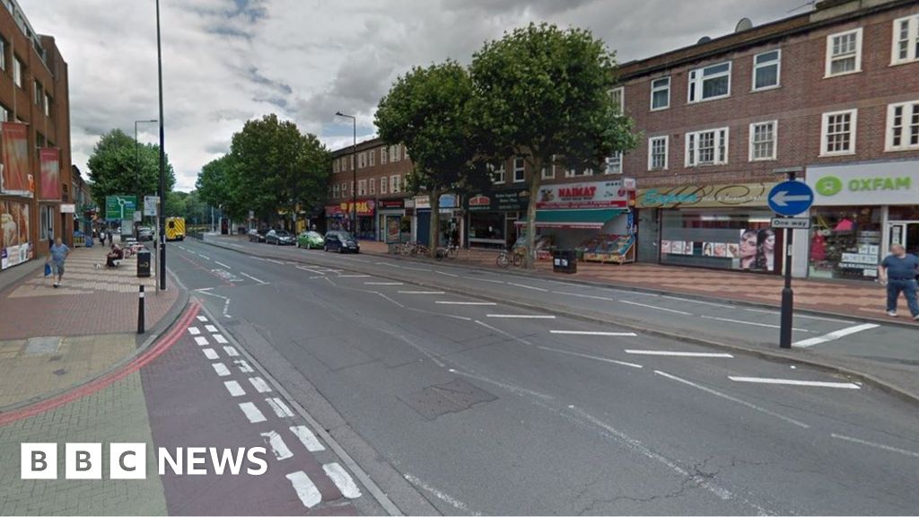 Man dies after 'street fight' in Morden