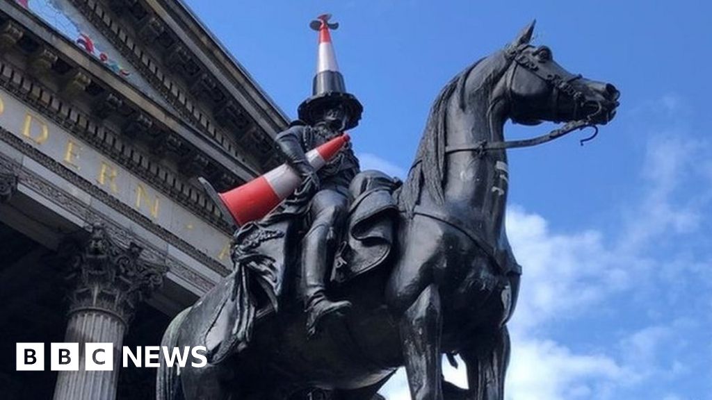 Duke of Wellington: Is the statue's new hat a parting gift from Banksy?