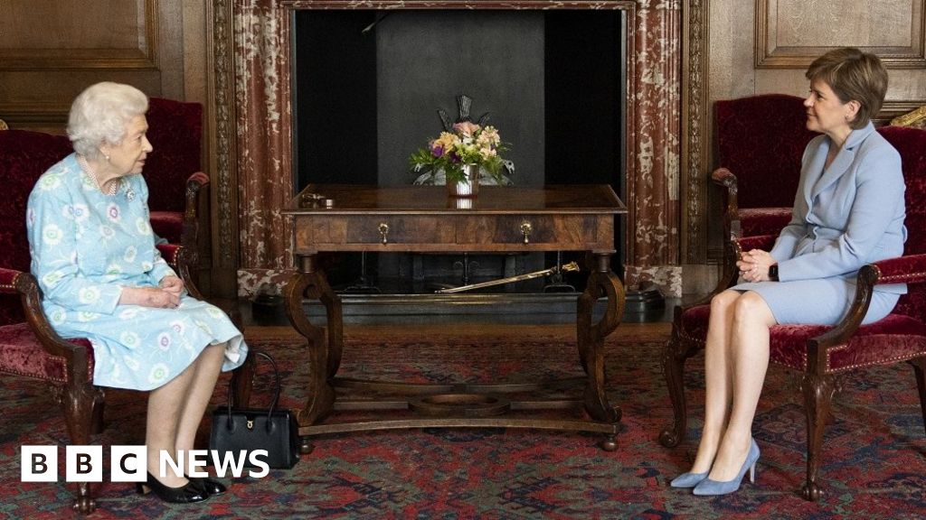 Queen receives First Minister Nicola Sturgeon in Edinburgh - BBC News