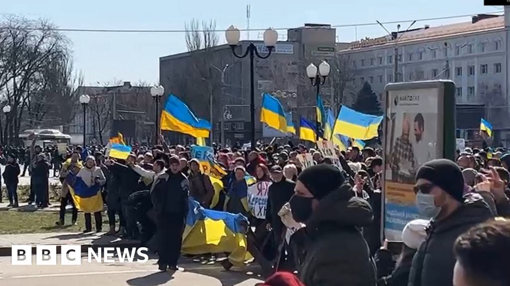 Kherson: Russian-occupied city stays angry and defiant