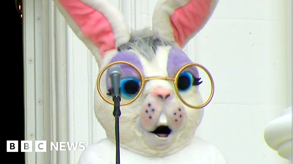 Trump upstaged by Easter Bunny in egg roll - BBC News