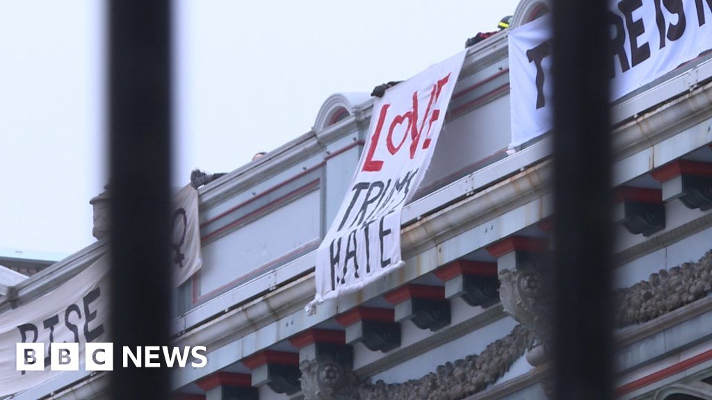 Donald Trump protestors unveil 'Love Trumps Hate' banners - BBC News