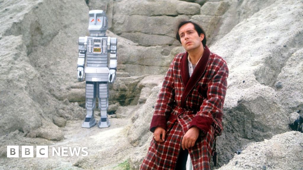 5 Towel Day Memes for 'Hitchhiker's Guide to the Galaxy' Fans