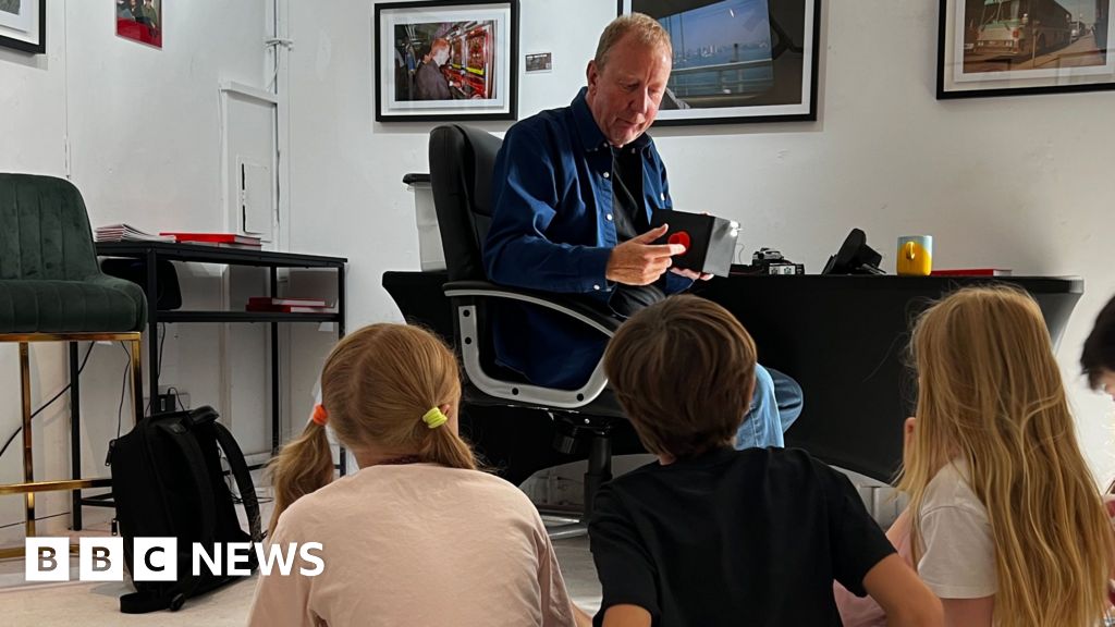 bbc.co.uk - Danielle Malgwi - Blur drummer David Rowntree gives pupils insight into photography