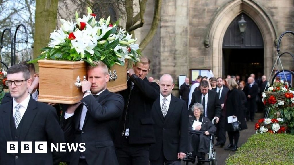 Gordon Banks Funeral Goalkeepers Carry In Coffin Bbc News