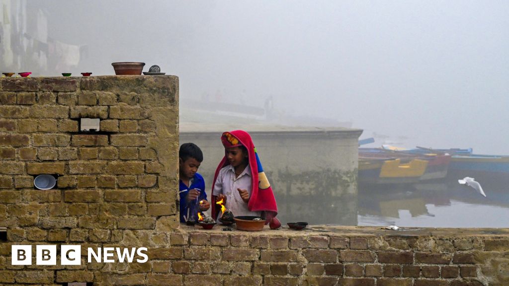 Delhi shuts primary schools as hazardous smog worsens