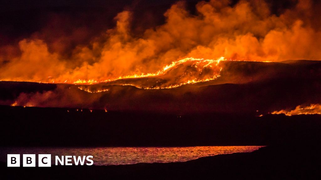 Night Light: Muirburn On Isle Of Skye - Bbc News