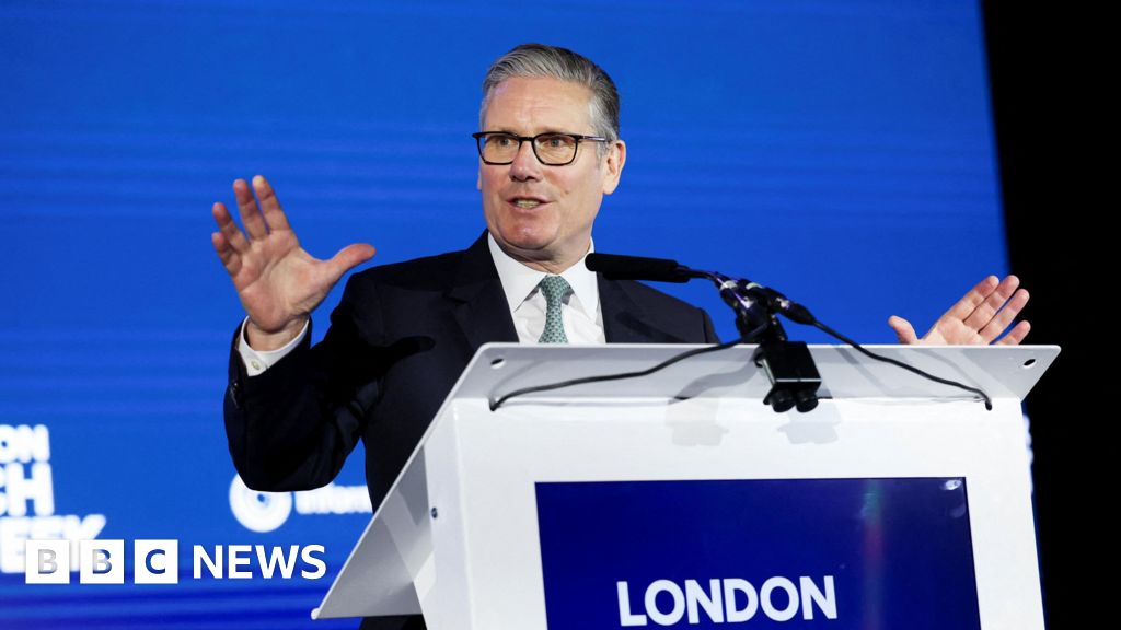 Starmer tells Apple and Google to ban nude images on childre
