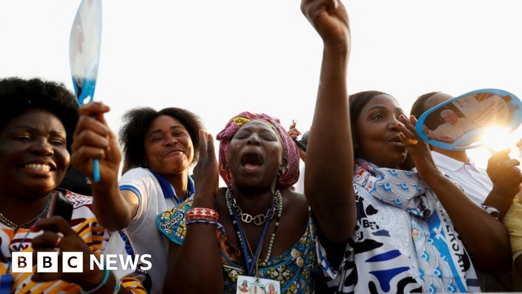 Pope in DR Congo: Dancing and huge crowds greet Pope Francis