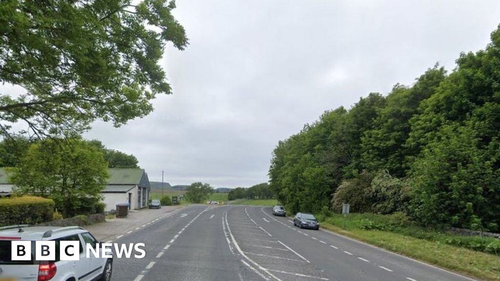 Derbyshire: Woman killed in crash involving car and lorry - BBC News