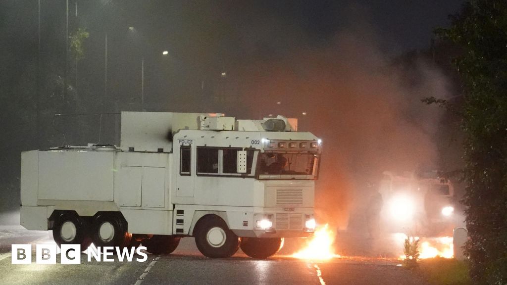 Water cannon used against Northern Ireland rioters