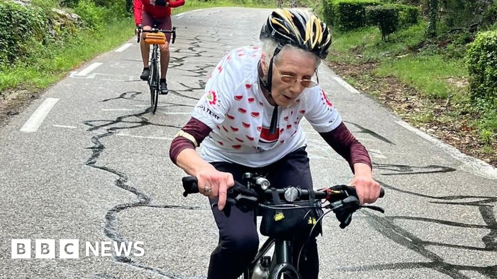 82-летняя женщина из Льюишама едет на велосипеде по Мон-Ванту, чтобы собрать деньги на помощь Газе