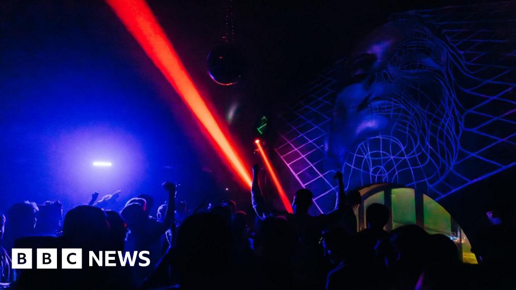 Leicester night club goes phone-free