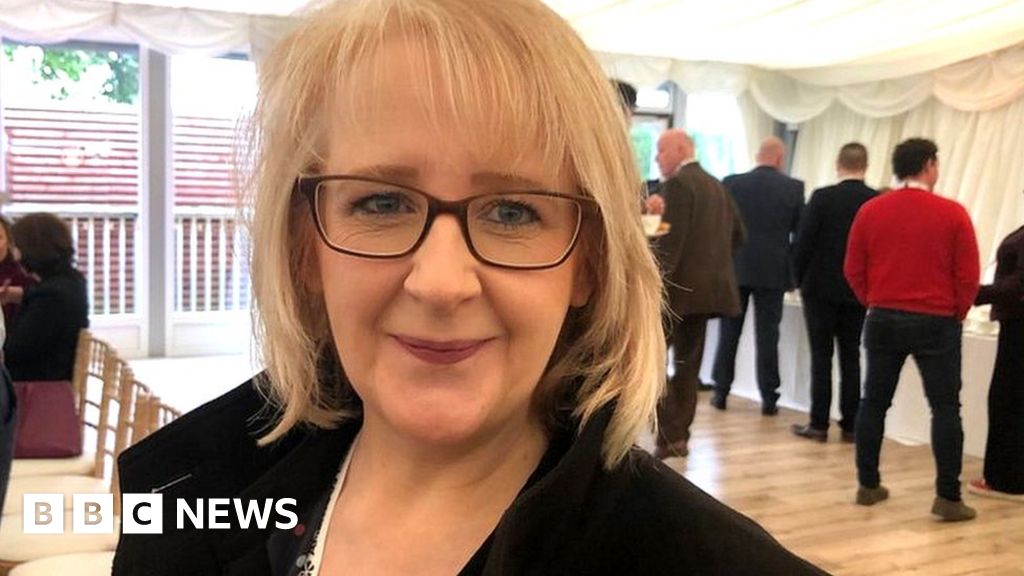 Essex: 'This Christmas is vital to independent shops' - BBC News