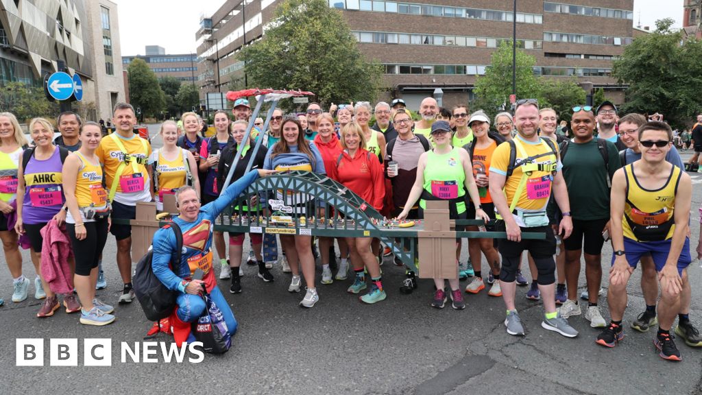 Thousands take part in Great North Run