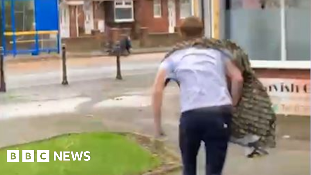 Man abandons haircut to help officer under attack