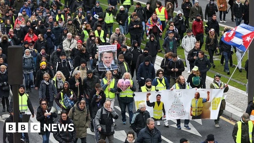 Yellow vest protests: More than 100 arrested as violence returns to Paris