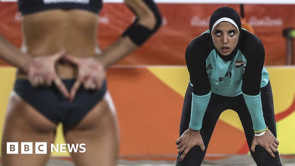 Volleyball in a hijab: Does this picture show a culture clash? - BBC News