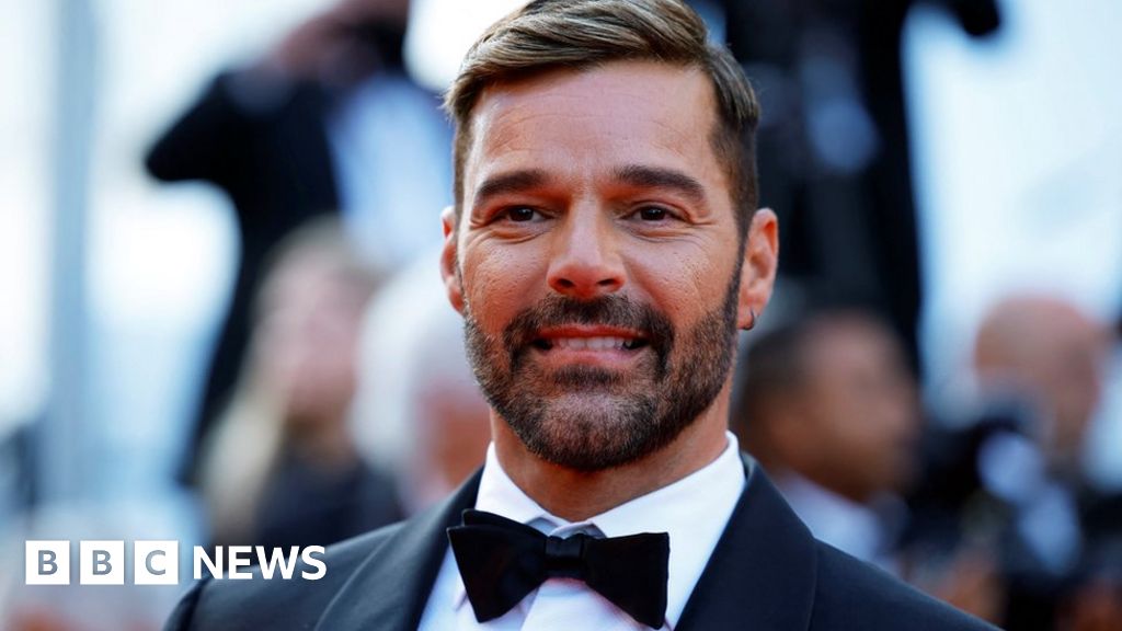 Ricky Martin: Juez levanta orden de alejamiento contra cantante tras denuncias de acoso, que él niega
