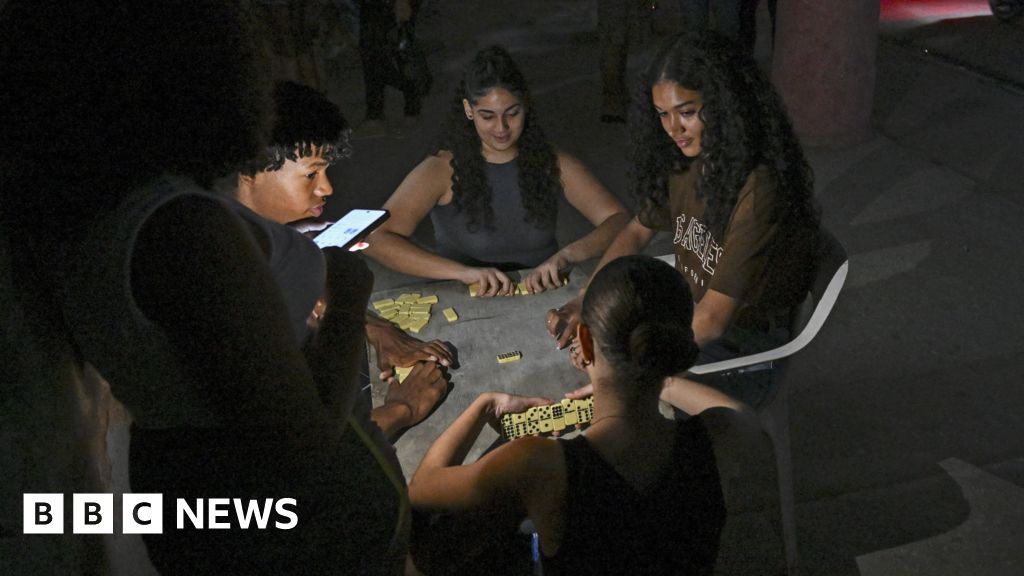 ويغرق ملايين الكوبيين في الظلام مع تفاقم أزمة الطاقة