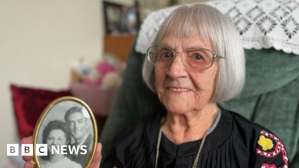 Crowborough World War Two land girl celebrates 103rd birthday BBC News