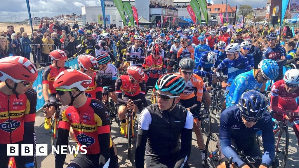 Tour de Yorkshire 2017 gets under way - BBC News