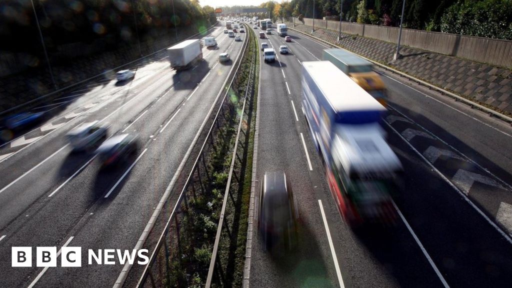 M3 'smart' motorway opens in Hampshire and Surrey - BBC News