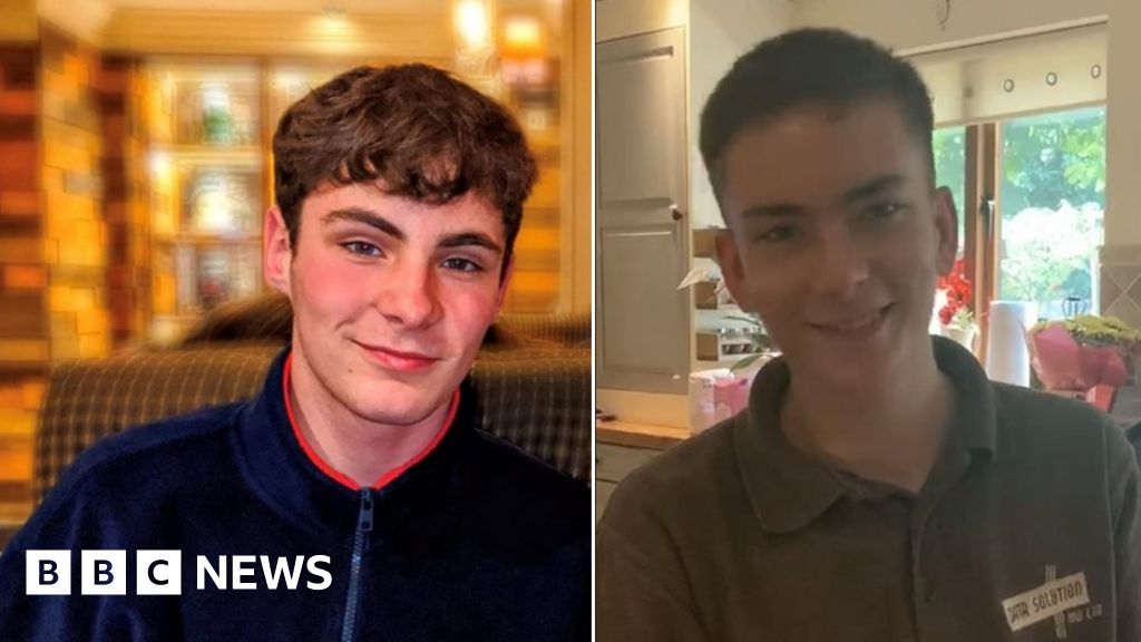 Tributes to pair killed in Isle of Wight two-vehicle crash - BBC News