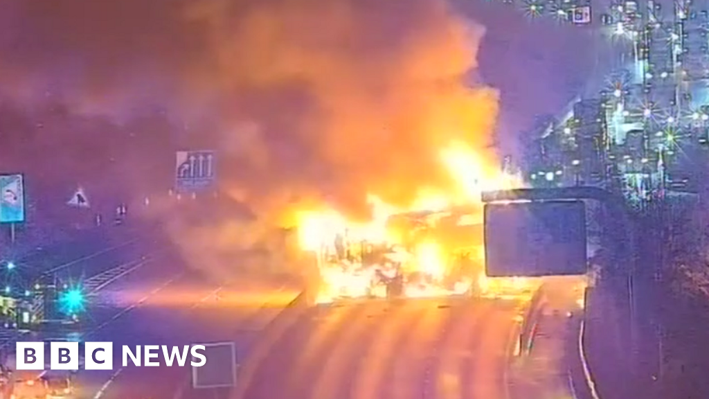 M25 and M26 diversions as fire engulfs Tesco lorry