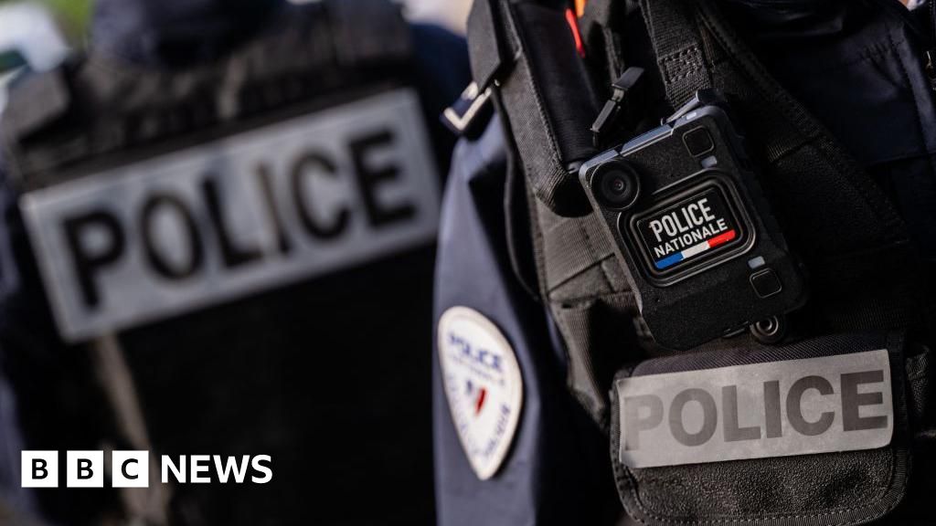 Френски полицай е разпитан след като се предполага че 19 годишен