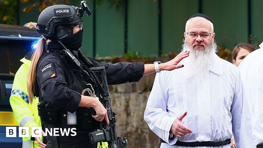 Rabbi and security staff who blocked synagogue attacker 'true heroes', says PM