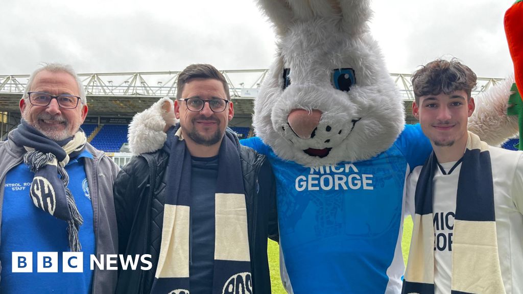 Tiga generasi operator Peterborough United Turnstile