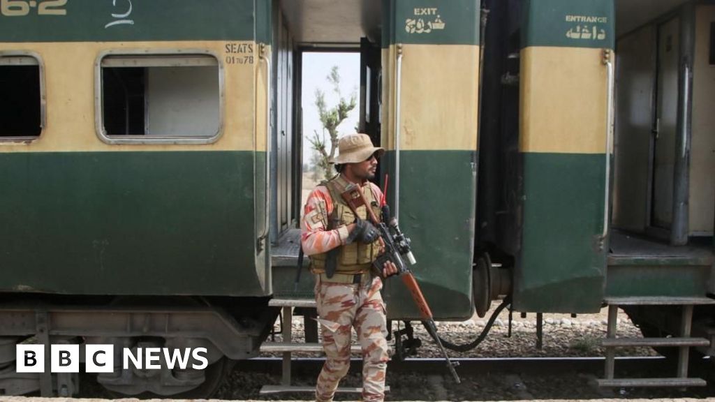 Pasukan Pakistan mengatakan 300 sandera dibebaskan dari kereta