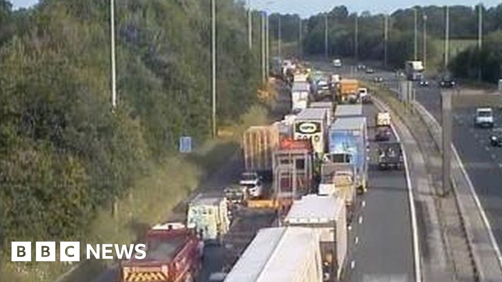 M6 northbound closed after lorry overturned