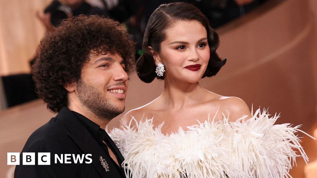 Stars arrive on Golden Globes red carpet