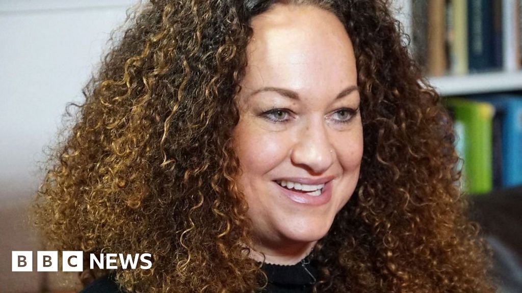 Rachel Dolezal, who posed as black, charged with welfare fraud - BBC News