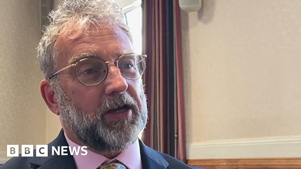 Jonathan Bacon reclaims Isle of Wight Council leadership in surprise vote