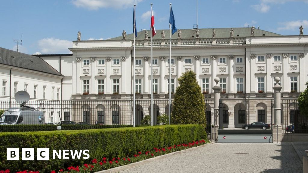 Полската полиция арестува двама осъдени депутати в президентския дворец във