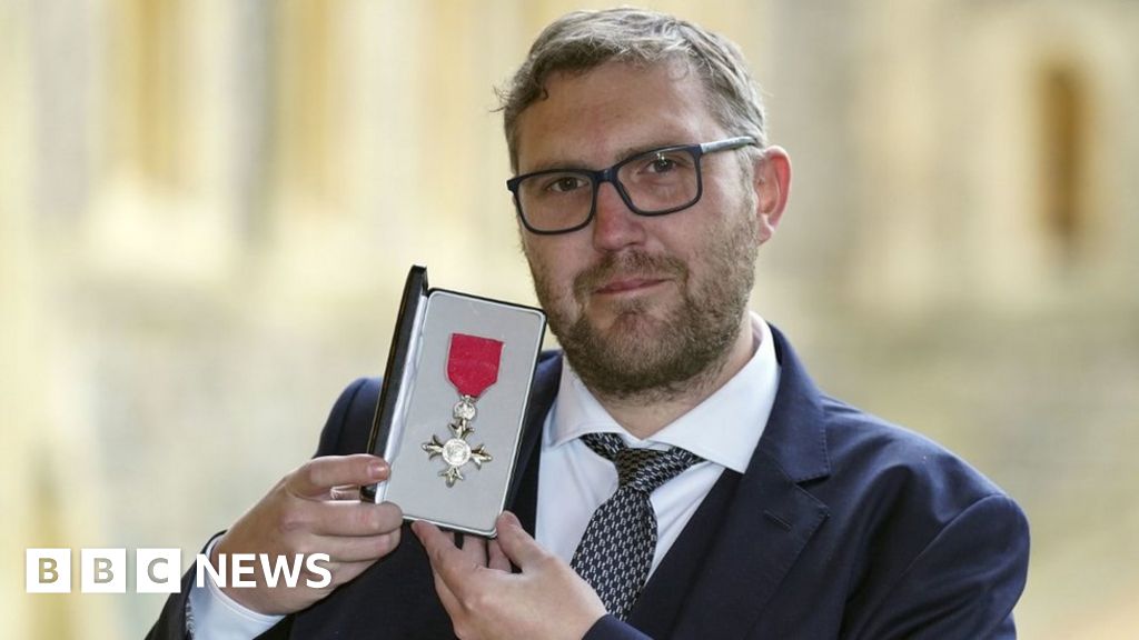Covid lockdown quizmaster Jay Flynn given MBE by Prince William