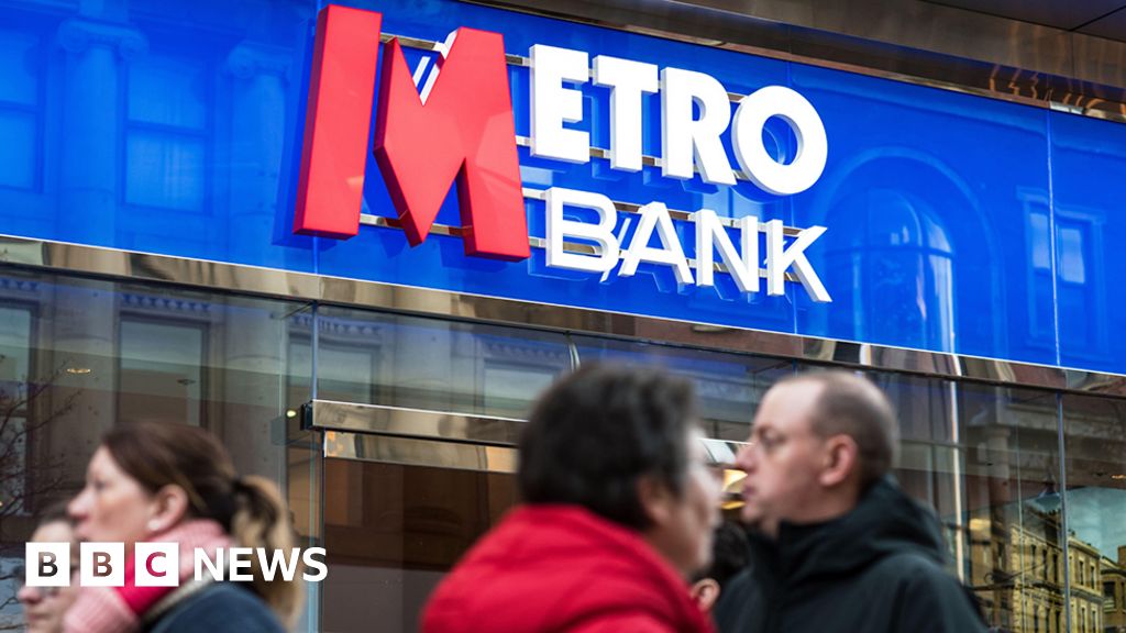 Акциите на Metro Bank се сринаха след доклади че се
