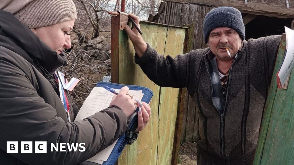 Silahlı kişiler işgal altındaki Ukrayna'yı Rusya seçimlerinde oy kullanmaya teşvik ediyor