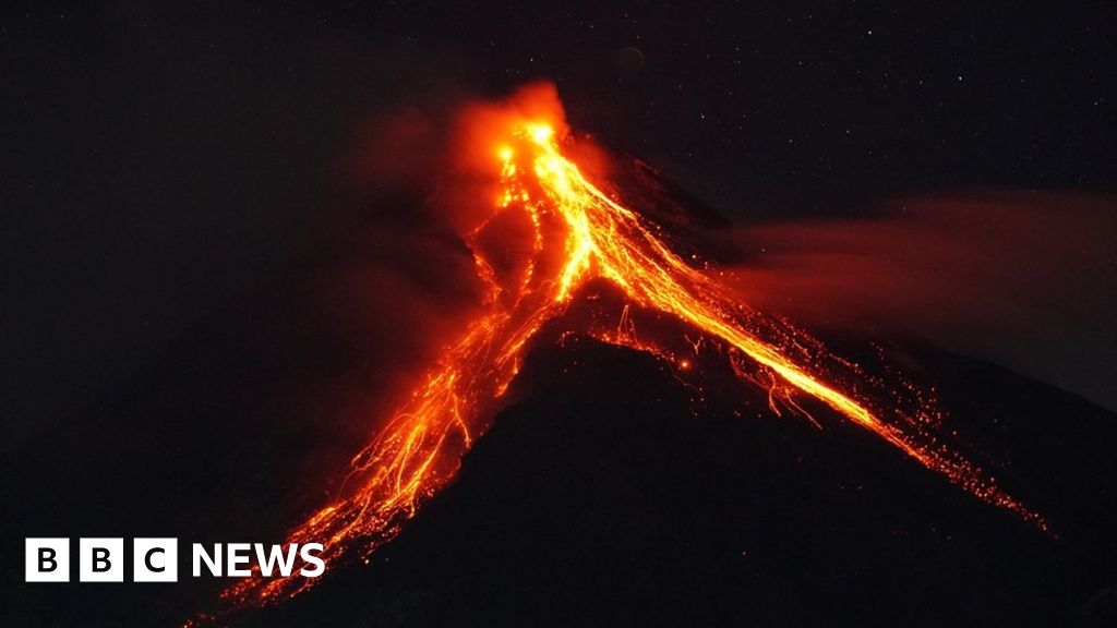 Mayon: Oamenii fug constant de un vulcan filipinez