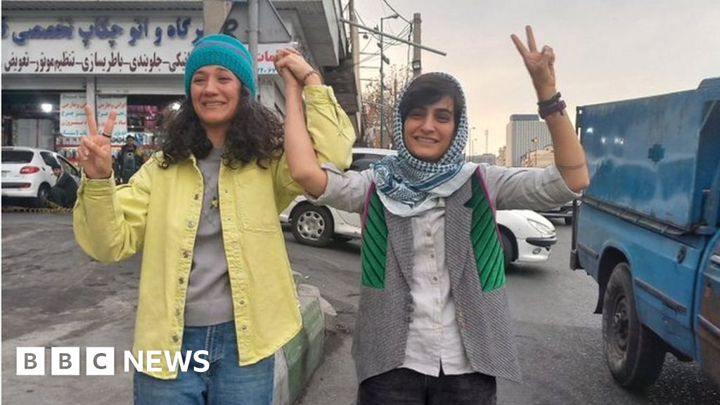 إيران تفرج عن نيلوفر خادي وإله محمدي المسجونين بتهمة تغطية وفاة مهسا أميني