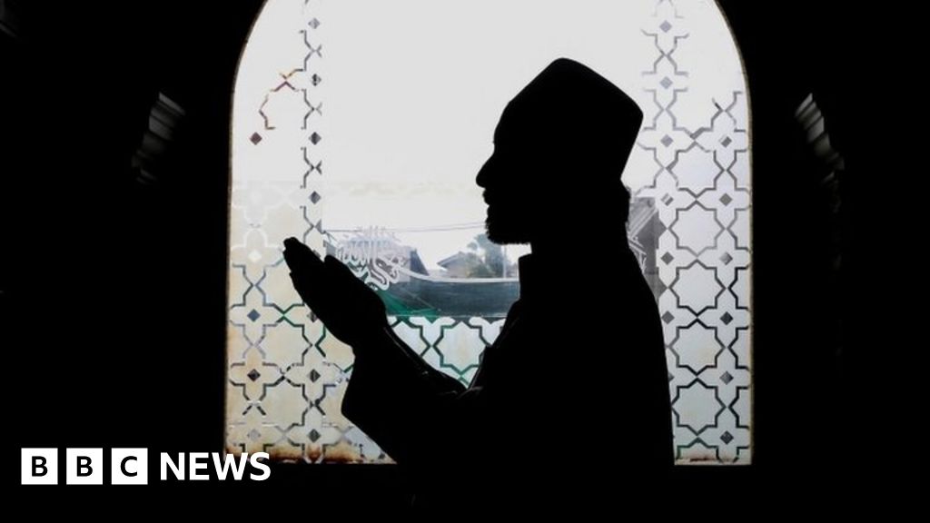 Coronavirus funerals: Sri Lanka's Muslims decry forced cremation - BBC News