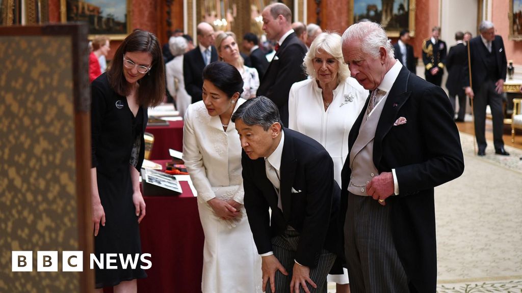 Gifts and displays given as Japan's emperor visits Palace