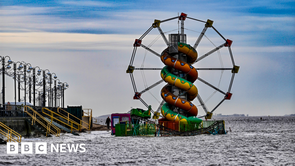 Cleethorpes fairground swamped by high tide - BBC News